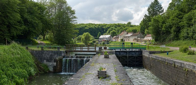Vue de l'écluse avec le déversoir à gauche, l'ensemble pris d'aval. © Pierre-Marie Barbe-Richaud / Région Bourgogne-Franche-Comté, Inventaire du patrimoine - 2013