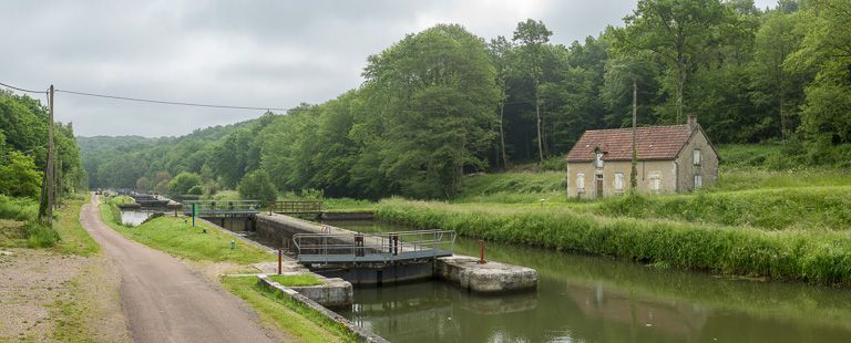 Vue de l'écluse avec le déversoir de superficie à droite, l'ensemble pris d'amont. © Pierre-Marie Barbe-Richaud / Région Bourgogne-Franche-Comté, Inventaire du patrimoine - 2013