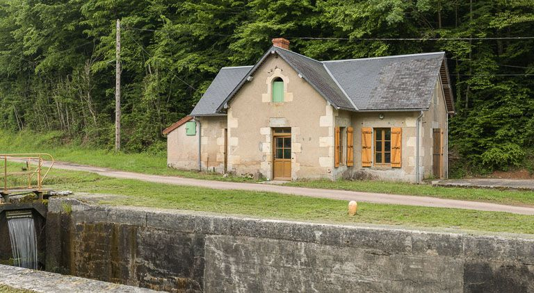 La maison éclusière de 3/4. © Pierre-Marie Barbe-Richaud / Région Bourgogne-Franche-Comté, Inventaire du patrimoine - 2013