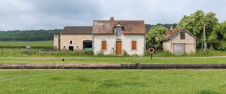 La maison éclusière de face. Bâtiment agricole en arrière-plan à gauche. © Pierre-Marie Barbe-Richaud / Région Bourgogne-Franche-Comté, Inventaire du patrimoine - 2013