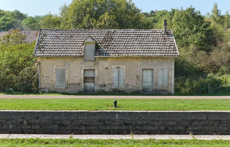 Vue de face de la maison éclusière. © Pierre-Marie Barbe-Richaud / Région Bourgogne-Franche-Comté, Inventaire du patrimoine - 2013