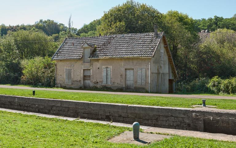 Vue de 3/4 de la maison éclusière, on aperçoit l'extension sous appentis en bois à l'arrière. © Pierre-Marie Barbe-Richaud / Région Bourgogne-Franche-Comté, Inventaire du patrimoine - 2013