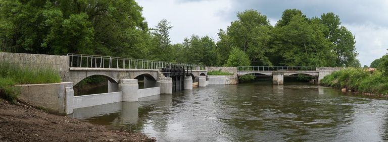 Barrage de prise d'eau sur l'Yonne. © Pierre-Marie Barbe-Richaud / Région Bourgogne-Franche-Comté, Inventaire du patrimoine - 2013