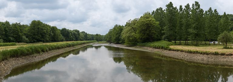 Vue d'ensemble de la rigole prise depuis le déversoir de fond. © Pierre-Marie Barbe-Richaud / Région Bourgogne-Franche-Comté, Inventaire du patrimoine - 2013