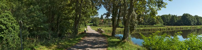 Au premier plan, la rigole et le pont et au fond, la maison de garde. © Pierre-Marie Barbe-Richaud / Région Bourgogne-Franche-Comté, Inventaire du patrimoine - 2013
