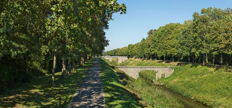 La tranchée avec au premier-plan, le pont aqueduc suivi du pont routier isolé. © Pierre-Marie Barbe-Richaud / Région Bourgogne-Franche-Comté, Inventaire du patrimoine - 2013
