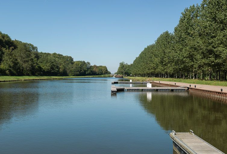 Vue d'ensemble du port avec ses appontements. En arrière-plan, la tranchée de la Chaise. © Pierre-Marie Barbe-Richaud / Région Bourgogne-Franche-Comté, Inventaire du patrimoine - 2013