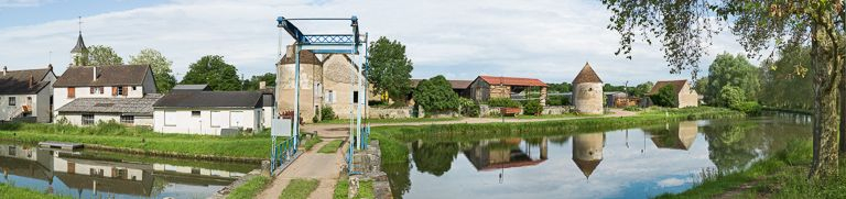 Au premier plan, le pont. Au fond la ferme et la scierie de Dirol (IA5800921). © Pierre-Marie Barbe-Richaud / Région Bourgogne-Franche-Comté, Inventaire du patrimoine - 2013 Au premier plan, le pont. Au fond la ferme et la scierie de Dirol (IA5800921). © Pierre-Marie Barbe-Richaud / Région Bourgogne-Franche-Comté, Inventaire du patrimoine - 2013