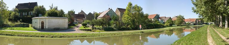 Vue d'ensemble du lavoir, avec l'allée de peupliers sur la rive droite. © Pierre-Marie Barbe-Richaud / Région Bourgogne-Franche-Comté, Inventaire du patrimoine - 2013