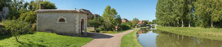 Vue d'ensemble du lavoir, avec l'allée de peupliers sur la rive droite. © Pierre-Marie Barbe-Richaud / Région Bourgogne-Franche-Comté, Inventaire du patrimoine - 2013