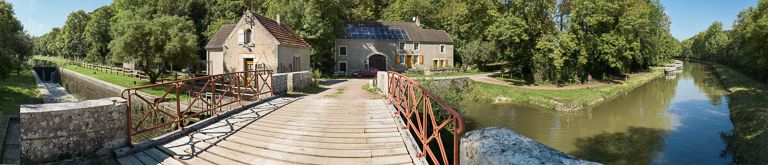 Le pont avec son tablier en bois et ses garde-corps en métal. © Pierre-Marie Barbe-Richaud / Région Bourgogne-Franche-Comté, Inventaire du patrimoine - 2013