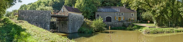 Le pont vu d'aval et l'abreuvoir (rive gauche). © Pierre-Marie Barbe-Richaud / Région Bourgogne-Franche-Comté, Inventaire du patrimoine - 2013