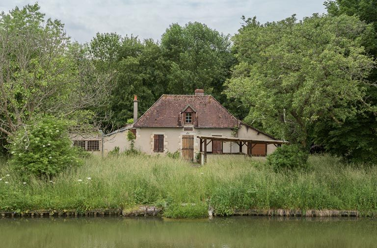 Vue de face de la maison éclusière, depuis la rive droite. © Pierre-Marie Barbe-Richaud / Région Bourgogne-Franche-Comté, Inventaire du patrimoine - 2013