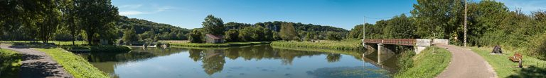 Vue panoramique de la râcle de Basseville avec : au centre le barrage et au fond, le site d'écluse 51 que l'on aperçoit. A droite, la passerelle sur l'Yonne. © Pierre-Marie Barbe-Richaud / Région Bourgogne-Franche-Comté, Inventaire du patrimoine - 2013