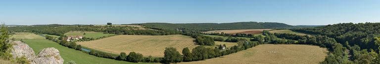 Vue panoramique depuis les roches de Basseville avec de gauche à droite : la chartreuse de Basseville, le site d'écluse 51 et la râcle de Basseville, au niveau du barrage. © Pierre-Marie Barbe-Richaud / Région Bourgogne-Franche-Comté, Inventaire du patrimoine - 2013
