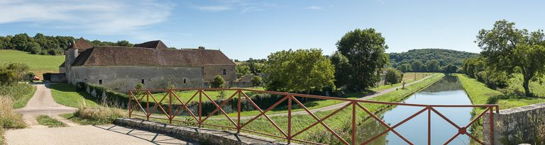Vue de la chartreuse depuis le pont (IA58000991). © Pierre-Marie Barbe-Richaud / Région Bourgogne-Franche-Comté, Inventaire du patrimoine - 2013