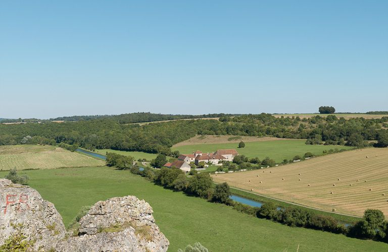 Vue d'ensemble de la chartreuse depuis les roches de Basseville. © Pierre-Marie Barbe-Richaud / Région Bourgogne-Franche-Comté, Inventaire du patrimoine - 2013