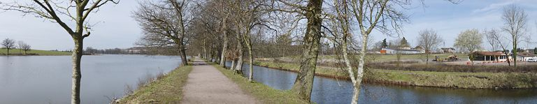 Vue d'ensemble du site : à gauche le réservoir de Montchanin, au centre l'allée des Soupirs et au fond à droite, le château, aujourd'hui détruit. © Thierry Kuntz / Région Bourgogne-Franche-Comté, Inventaire du patrimoine - 2013