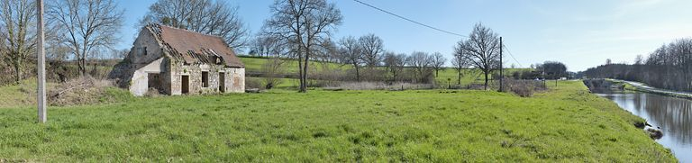 La maison éclusière avec à droite, le canal du Centre et en arrière-plan le site d'écluse 10. © Thierry Kuntz / Région Bourgogne-Franche-Comté, Inventaire du patrimoine - 2013