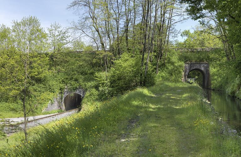 A gauche, la rigole de fuite et à droite la rigole d'alimentation avec le pont ferroviaire. © Thierry Kuntz / Région Bourgogne-Franche-Comté, Inventaire du patrimoine - 2013