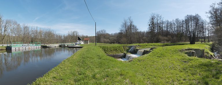 Vue d'ensemble du site avec à gauche, le site d'écluse. Au centre, l'ouvrage avec son palier. © Thierry Kuntz / Région Bourgogne-Franche-Comté, Inventaire du patrimoine - 2013 Vue d'ensemble du site avec à gauche, le site d'écluse. Au centre, l'ouvrage avec son palier. © Thierry Kuntz / Région Bourgogne-Franche-Comté, Inventaire du patrimoine - 2013