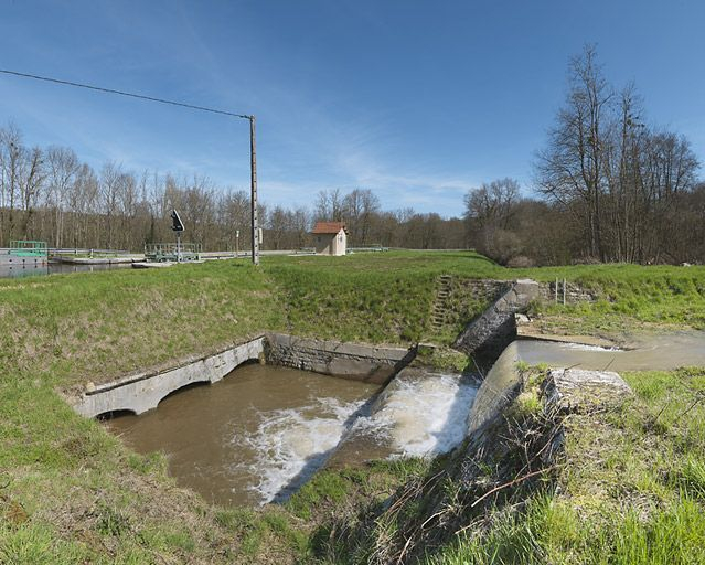 Vue d'ensemble de l'ouvrage avec en arrière-plan le site d'écluse. © Thierry Kuntz / Région Bourgogne-Franche-Comté, Inventaire du patrimoine - 2013
