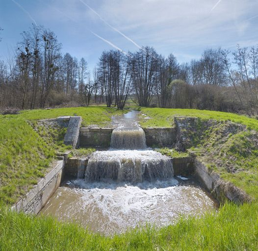 Palier et bassin de décantation avant le passage sous le canal. © Thierry Kuntz / Région Bourgogne-Franche-Comté, Inventaire du patrimoine - 2013