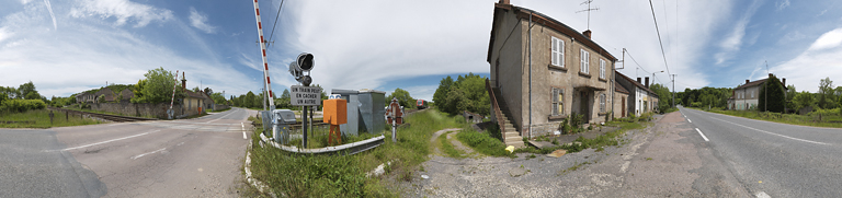 360° sur le site des Forges de Perreuil, les bâtiments industriels sont visibles à gauche. Au centre, la voie ferrée et l'ancienne gare. Dans le fond, à droite, on peut apercevoir un bateau sur le canal. © Thierry Kuntz / Région Bourgogne-Franche-Comté, Inventaire du patrimoine - 2013