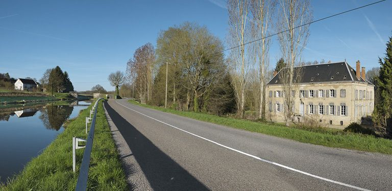 Vue d'ensemble du château, depuis la rive gauche du canal. © Thierry Kuntz / Région Bourgogne-Franche-Comté, Inventaire du patrimoine - 2013
