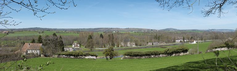 Vue d'ensemble du site avec à gauche un pont routier isolé, au centre le château de la Motte avec à sa droite les bâtiments de l'ancienne verrerie. A droite, le site d'écluse 15. © Thierry Kuntz / Région Bourgogne-Franche-Comté, Inventaire du patrimoine - 2013