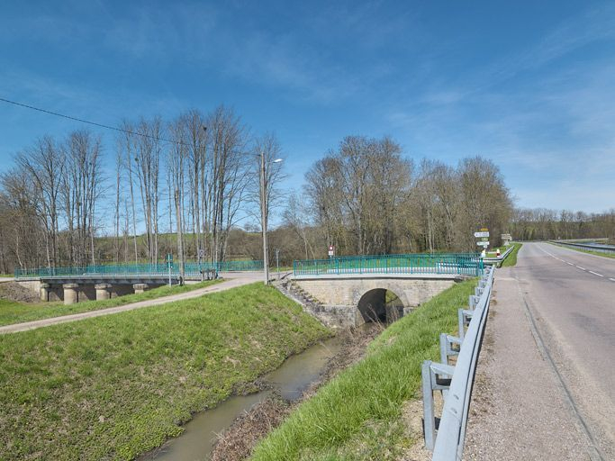 Le pont sur contre-fossé. A sa gauche, le pont sur la Dheune. A droite, le canal. © Thierry Kuntz / Région Bourgogne-Franche-Comté, Inventaire du patrimoine - 2013