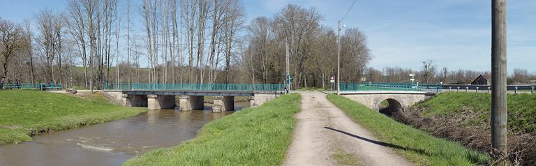 Le pont sur la Dheune. A droite, le pont sur contre-fossé. © Thierry Kuntz / Région Bourgogne-Franche-Comté, Inventaire du patrimoine - 2013