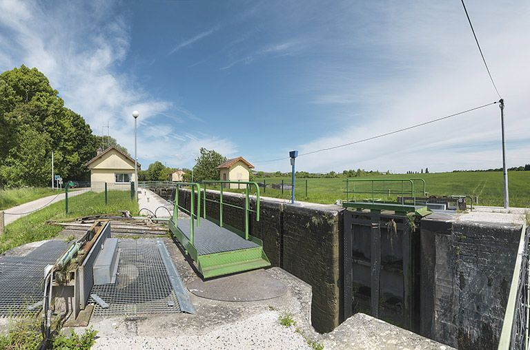 Le site d'écluse avec les deux postes de commande, pris d'aval. Dans le fond, on distingue la maison éclusière. © Thierry Kuntz / Région Bourgogne-Franche-Comté, Inventaire du patrimoine - 2013