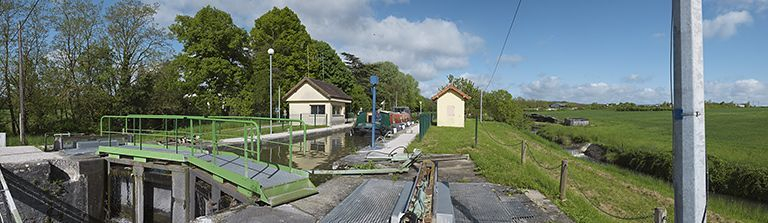 Le site d'écluse avec les deux postes de commande, pris d'aval. © Thierry Kuntz / Région Bourgogne-Franche-Comté, Inventaire du patrimoine - 2013
