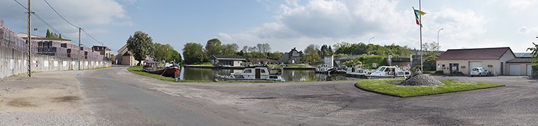 Vue d'ensemble du port. A gauche, stock de tuiles de l'usine Terréal. Au centre, l'arrivée de la tranchée dans le port. A droite, l'oeuvre d'art contemporaine. © Thierry Kuntz / Région Bourgogne-Franche-Comté, Inventaire du patrimoine - 2013