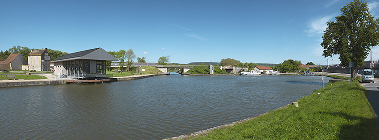Vue d'ensemble du port avec au premier plan, la halte fluviale. Au centre, on peut apercevoir le pont-canal, surmonté par un pont routier, la maison de garde, à droite le bord de l'usine Terréal. © Thierry Kuntz / Région Bourgogne-Franche-Comté, Inventaire du patrimoine - 2013