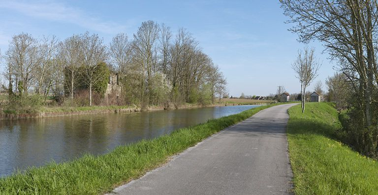 Vue d'ensemble avec à gauche l'ancienne maison du site d'écluse XXXIII, en amont du site d'écluse 25. © Thierry Kuntz / Région Bourgogne-Franche-Comté, Inventaire du patrimoine - 2013