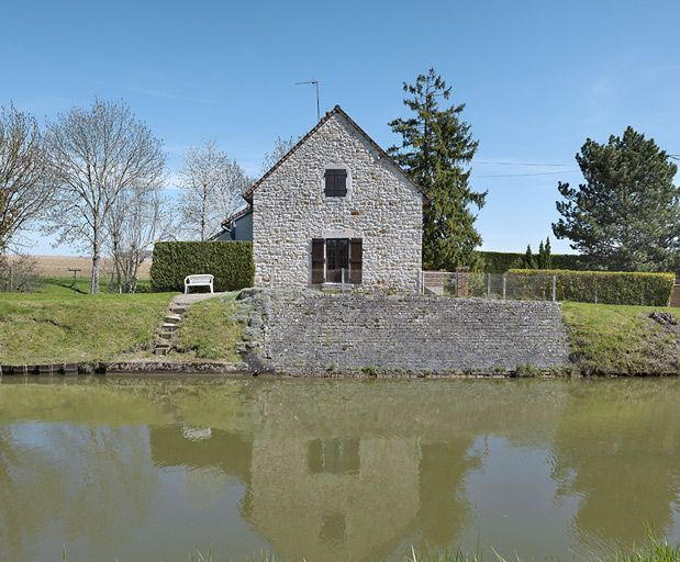 Vue de face de la maison du site d'écluse XXXIV avec le perré. © Thierry Kuntz / Région Bourgogne-Franche-Comté, Inventaire du patrimoine - 2013