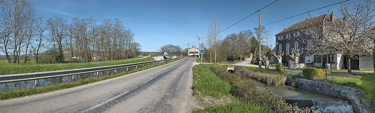 Rigole d'alimentation derrière la maison éclusière. © Thierry Kuntz / Région Bourgogne-Franche-Comté, Inventaire du patrimoine - 2013
