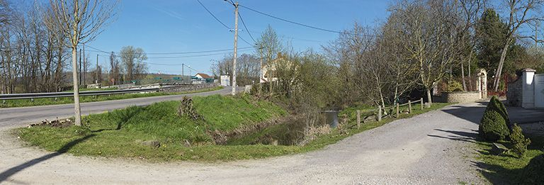 Rigole d'alimentation derrière la maison éclusière. © Thierry Kuntz / Région Bourgogne-Franche-Comté, Inventaire du patrimoine - 2013