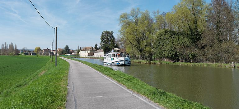 La maison éclusière XXXVII depuis la rive droite et d'aval. © Thierry Kuntz / Région Bourgogne-Franche-Comté, Inventaire du patrimoine - 2013