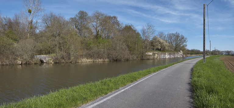 La maison éclusière XXXIX avec le bajoyer. En amont, le déversoir maçonné. © Thierry Kuntz / Région Bourgogne-Franche-Comté, Inventaire du patrimoine - 2013