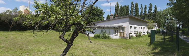 Rive droite, vue rapprochée de la maison éclusière. © Thierry Kuntz / Région Bourgogne-Franche-Comté, Inventaire du patrimoine - 2013