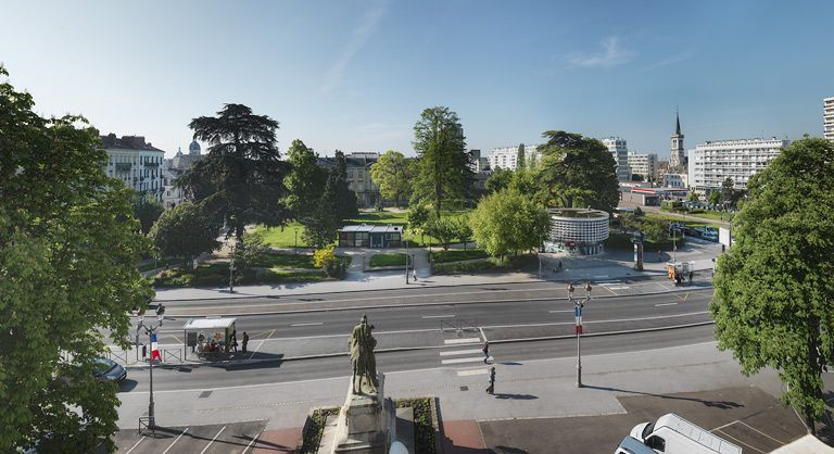 Vue du square Chabas, anciennement bassin de la Gloriette. A droite, l'avenue Nicéphore Niépce et en arrière-plan, l'église Saint-Cosme. © Thierry Kuntz / Région Bourgogne-Franche-Comté, Inventaire du patrimoine - 2013