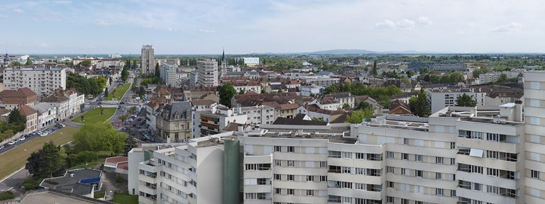 Panorama de la ville de Chalon-sur-Saône : à gauche, l'ancien tracé du canal, aujourd'hui avenue Nicéphore Niépce, au centre, l'église Saint-Cosme et à droite, l'hôpital William Morey. © Thierry Kuntz / Région Bourgogne-Franche-Comté, Inventaire du patrimoine - 2013