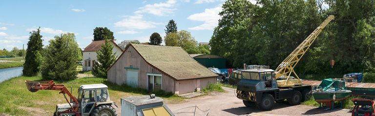 Au premier plan, le magasin avec les engins de levage. © Pierre-Marie Barbe-Richaud / Région Bourgogne-Franche-Comté, Inventaire du patrimoine - 2013