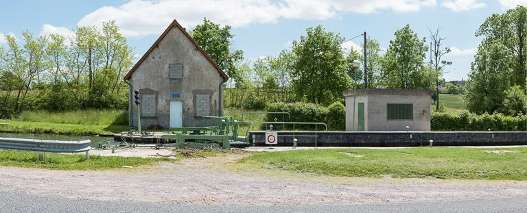 Vue de face de la maison éclusière. © Pierre-Marie Barbe-Richaud / Région Bourgogne-Franche-Comté, Inventaire du patrimoine - 2013