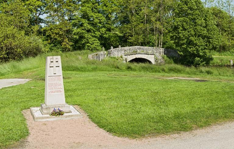 Vue générale avec au premier plan le monument aux morts. © Pierre-Marie Barbe-Richaud / Région Bourgogne-Franche-Comté, Inventaire du patrimoine - 2013