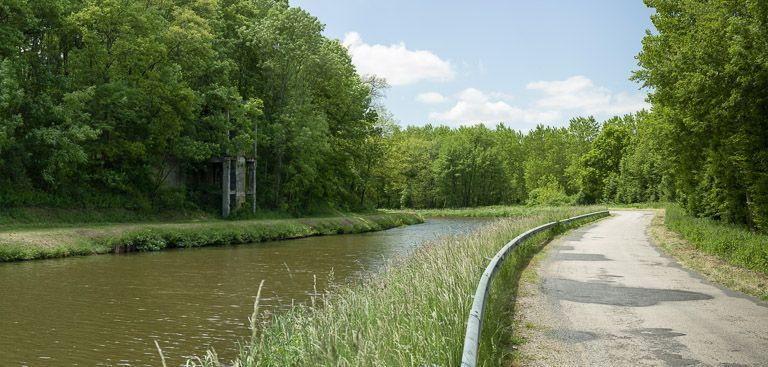 Reste de maçonnerie d'un pont de chargement, rive gauche. © Pierre-Marie Barbe-Richaud / Région Bourgogne-Franche-Comté, Inventaire du patrimoine - 2013