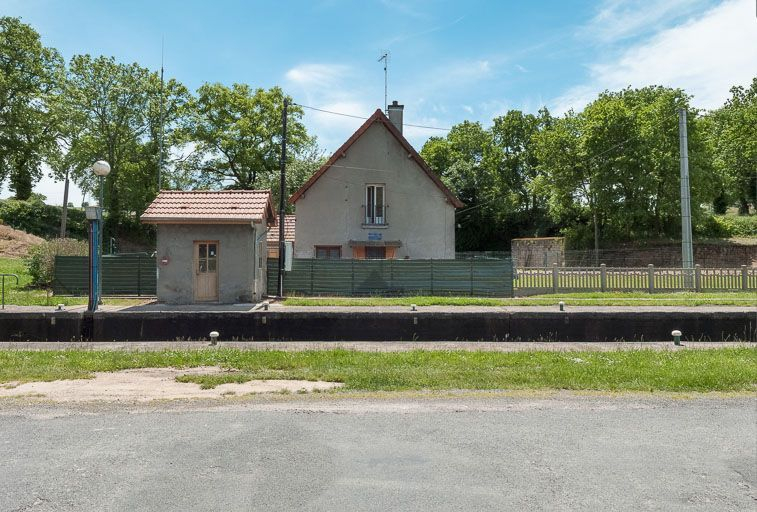 Vue de face de la maison éclusière. © Pierre-Marie Barbe-Richaud / Région Bourgogne-Franche-Comté, Inventaire du patrimoine - 2013